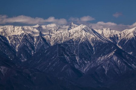 Téléchargez les photos : Sommets enneigés des montagnes - en image libre de droit