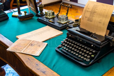 Téléchargez les photos : Table rétro d'un écrivain avec vieille machine à écrire, intérieur vintage - en image libre de droit