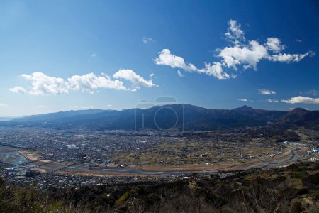 Téléchargez les photos : Vue sur la chaîne de montagnes et ciel bleu clair - en image libre de droit