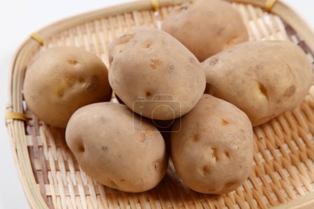 Téléchargez les photos : Pommes de terre au tamis en bambou - en image libre de droit