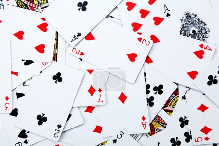 Téléchargez les photos : Cartes à jouer isolées sur fond blanc - en image libre de droit