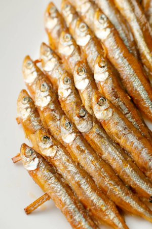 Téléchargez les photos : Assiette de poisson séché sur table - en image libre de droit