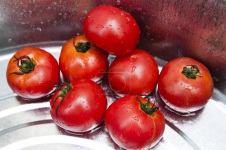 Foto de Tomates rojos maduros frescos en la cocina - Imagen libre de derechos