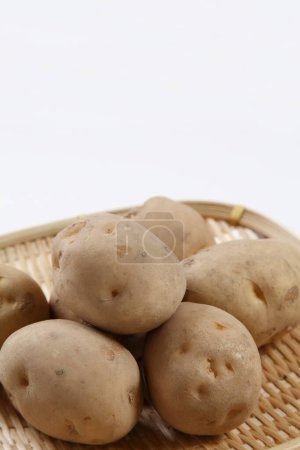 Téléchargez les photos : Pommes de terre au tamis en bambou - en image libre de droit
