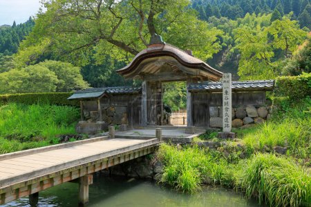 Téléchargez les photos : Ancienne porte en bois des ruines du clan Asakura Ichijodani dans la préfecture de Fukui, Japon - en image libre de droit