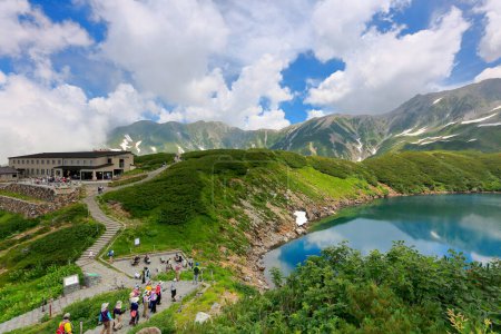 Foto de Escénica toma de grupo de turistas que viajan en hermosas colinas verdes en Japón - Imagen libre de derechos