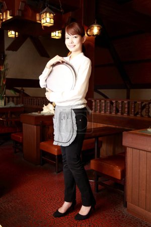 Foto de Retrato de hermosa camarera en la cafetería - Imagen libre de derechos