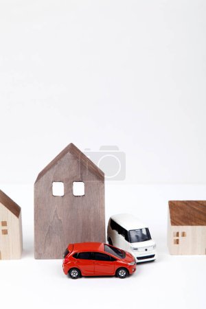 Foto de Coches y casa modelo sobre fondo blanco - Imagen libre de derechos