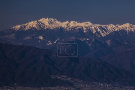 Foto de Tapas cubiertas de nieve de las montañas - Imagen libre de derechos