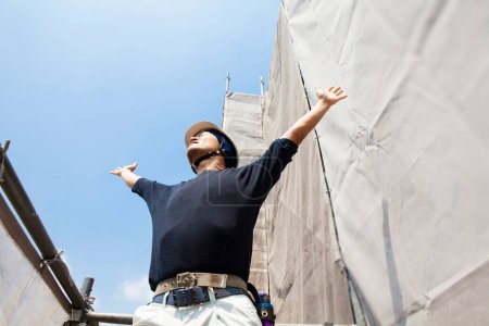 Téléchargez les photos : Portrait d'un beau japonais posant sur le chantier - en image libre de droit
