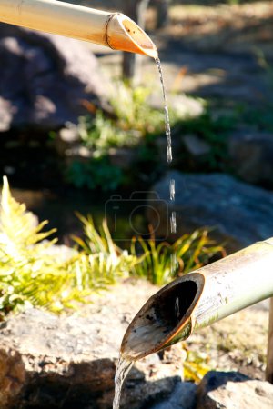 Téléchargez les photos : Fontaine en bambou avec gouttes d'eau - en image libre de droit
