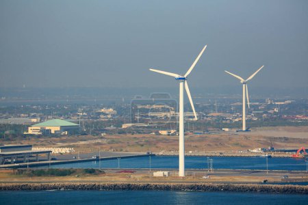Téléchargez les photos : Moulins à vent pour la production d'électricité dans la ville - en image libre de droit