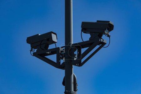 Téléchargez les photos : Caméra de sécurité dans la rue sur fond de ciel - en image libre de droit