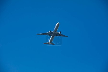 Téléchargez les photos : Atterrissage d'avion à l'aéroport sur fond de nature - en image libre de droit