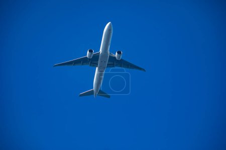 Foto de Avión aterrizaje en el aeropuerto en el fondo de la naturaleza - Imagen libre de derechos