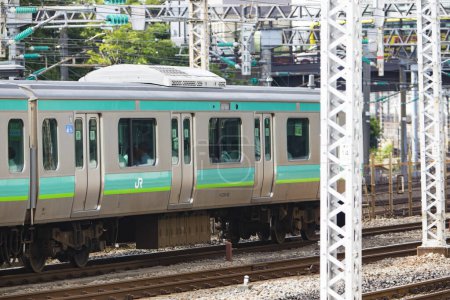 Téléchargez les photos : Train circulant par chemin de fer moderne à travers la ville au Japon - en image libre de droit