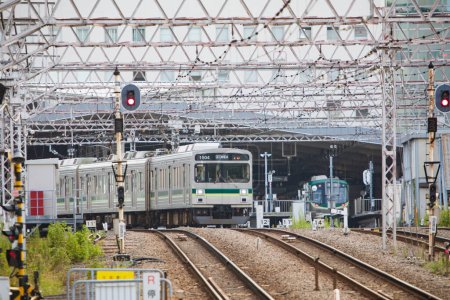 Téléchargez les photos : Train circulant par chemin de fer moderne à travers la ville au Japon - en image libre de droit