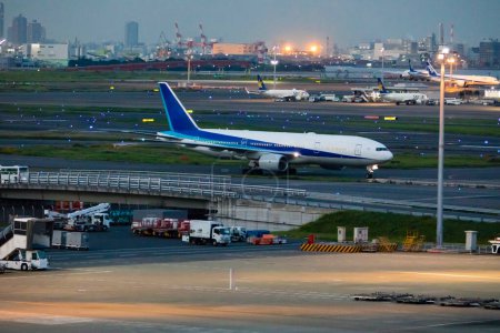 Foto de Transporte aéreo en el aeropuerto de Tokio, concepto de viaje - Imagen libre de derechos