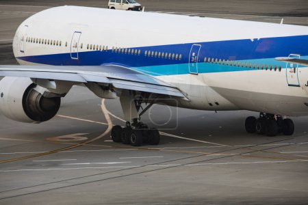 Foto de Transporte de aviones en el aeropuerto de Tokio, Japón - Imagen libre de derechos