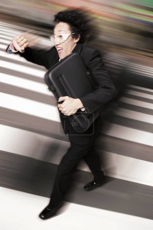 Téléchargez les photos : Portrait de beau japonais homme d'affaires en costume - en image libre de droit