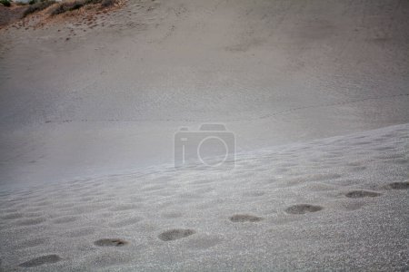 Foto de Huellas de pies en duna de arena - Imagen libre de derechos