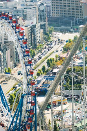 Téléchargez les photos : Bunkyo City, Japon. Tokyo Dome City parc d'attractions, une attraction avec Big-O Grande Roue et Thunder Dolphin Roller Coaster à côté de Tokyo Dome. - en image libre de droit