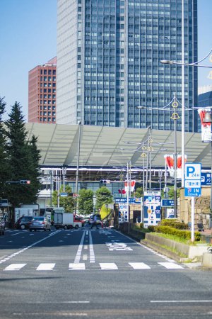 Téléchargez les photos : Une rue animée de Tokyo. Japon - en image libre de droit
