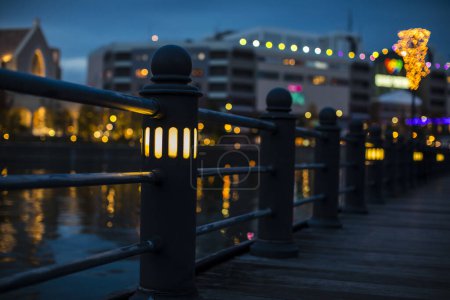 Téléchargez les photos : Vue nocturne de la ville au crépuscule - en image libre de droit