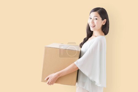 Téléchargez les photos : Femme heureuse tenant boîte en carton - en image libre de droit