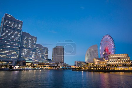Téléchargez les photos : Vue sur Yokohama Minato Mirai 21 gratte-ciel et roue ferris. Région du Grand Tokyo au Japon - en image libre de droit