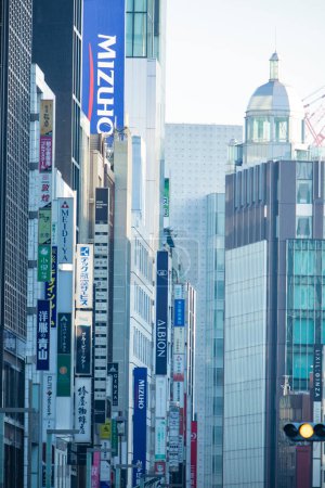 Téléchargez les photos : Architecture moderne dans la rue de Tokyo - en image libre de droit