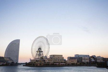 Téléchargez les photos : Vue sur Yokohama Minato Mirai 21 gratte-ciel et roue ferris. Région du Grand Tokyo au Japon - en image libre de droit