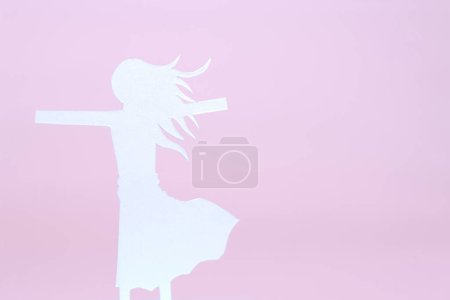 Téléchargez les photos : Silhouette de femme en papier isolé sur fond rose - en image libre de droit