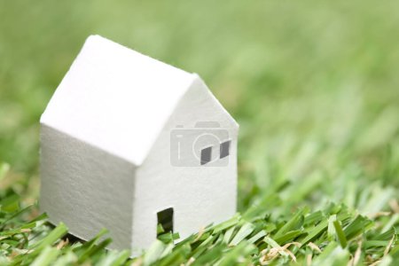 Foto de Modelo de casa en hierba verde. concepto de bienes raíces. modelo de casa - Imagen libre de derechos