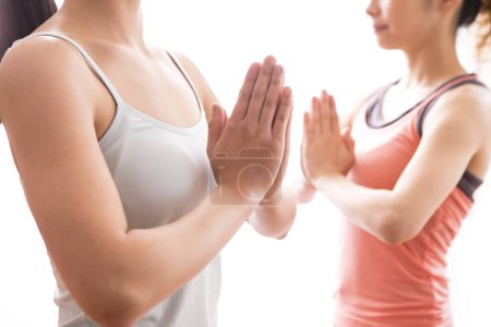 Téléchargez les photos : Femmes asiatiques faisant du yoga en salle de gym, concept de relaxation - en image libre de droit