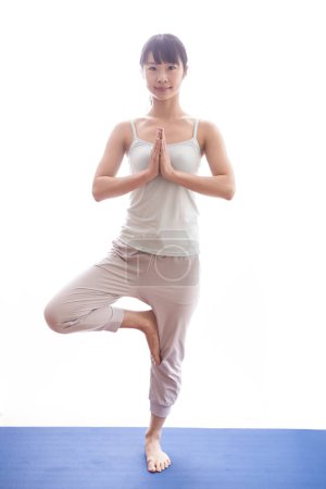 Téléchargez les photos : Jeune femme asiatique faisant de l'exercice de yoga
. - en image libre de droit