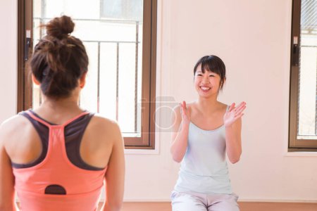 Téléchargez les photos : Jeunes femmes asiatiques posant dans le studio de yoga - en image libre de droit