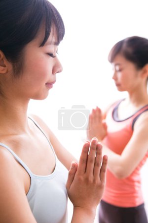 Téléchargez les photos : Jeunes femmes asiatiques faisant de l'exercice de yoga - en image libre de droit