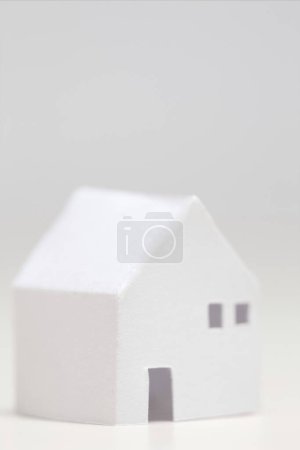 Téléchargez les photos : Modèle de maison blanche sur fond blanc - en image libre de droit