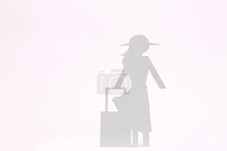 Foto de Silueta de mujer hecha de papel aislado sobre fondo rosa - Imagen libre de derechos