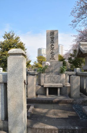 Téléchargez les photos : Gros plan des pierres tombales japonaises traditionnelles sur le cimetière - en image libre de droit