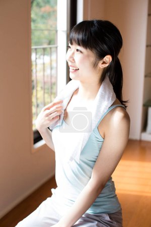 Téléchargez les photos : Asiatique femme posant dans yoga studio - en image libre de droit
