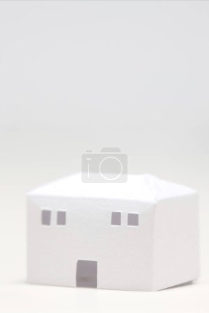 Foto de Modelo de casa blanca sobre fondo blanco - Imagen libre de derechos