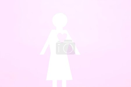 Téléchargez les photos : Papier découpé figure féminine avec coeur isolé sur fond. - en image libre de droit