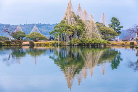 Japanischer traditioneller Garten "Kenrokuen" in Kanazawa, Japan
