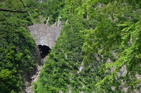 Téléchargez les photos : Belle vue sur la grotte dans les montagnes verdoyantes - en image libre de droit