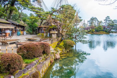 Téléchargez les photos : Jardin traditionnel japonais "Kenrokuen" à Kanazawa, Japon - en image libre de droit