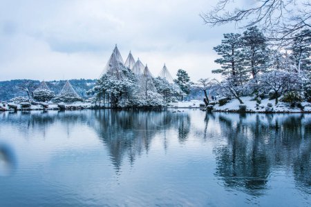Téléchargez les photos : Jardin traditionnel japonais "Kenrokuen" à Kanazawa, Japon - en image libre de droit