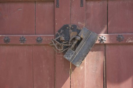 Foto de Vista de cerca de la vieja puerta de madera, fondo vintage - Imagen libre de derechos