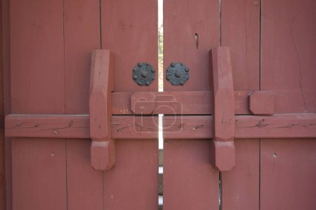 Téléchargez les photos : Vue rapprochée de la vieille porte en bois, arrière-plan vintage - en image libre de droit